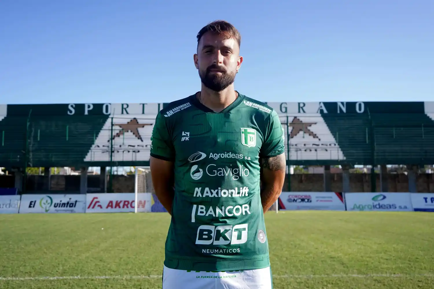 El “Pescador del Paraná”, Alejandro Toledo, posando con la camiseta titular de la “Verde”.