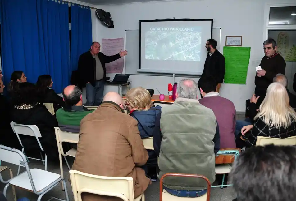 Vecinos escucharon la propuesta de circulación para Larrea antes del debate en el Concejo