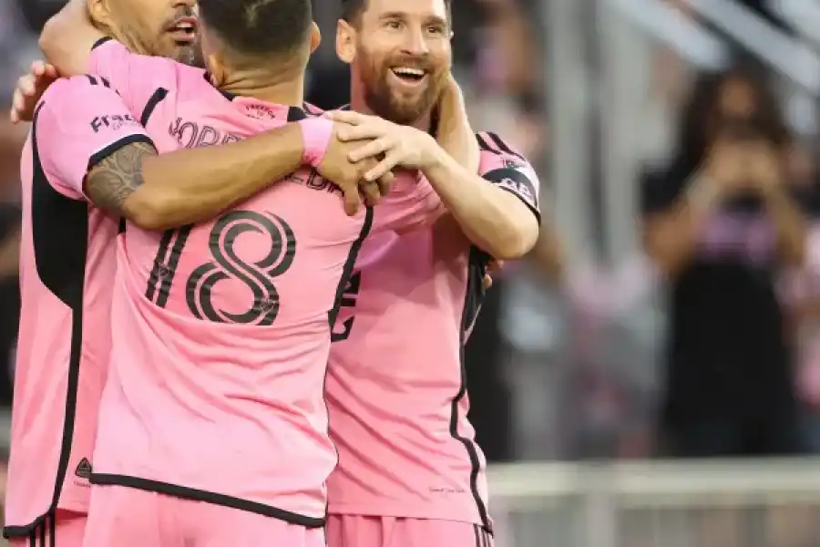 Inter Miami goleó a Orlando en el clásico con doblete de Messi y Suárez