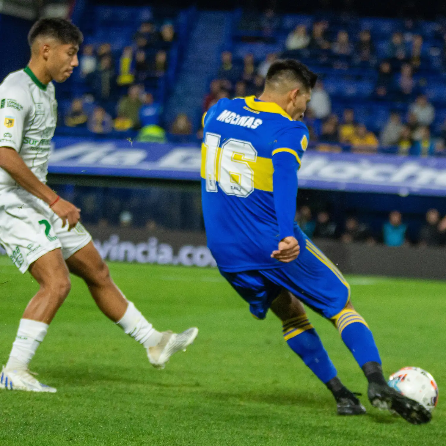 González, marcando a Molinas.