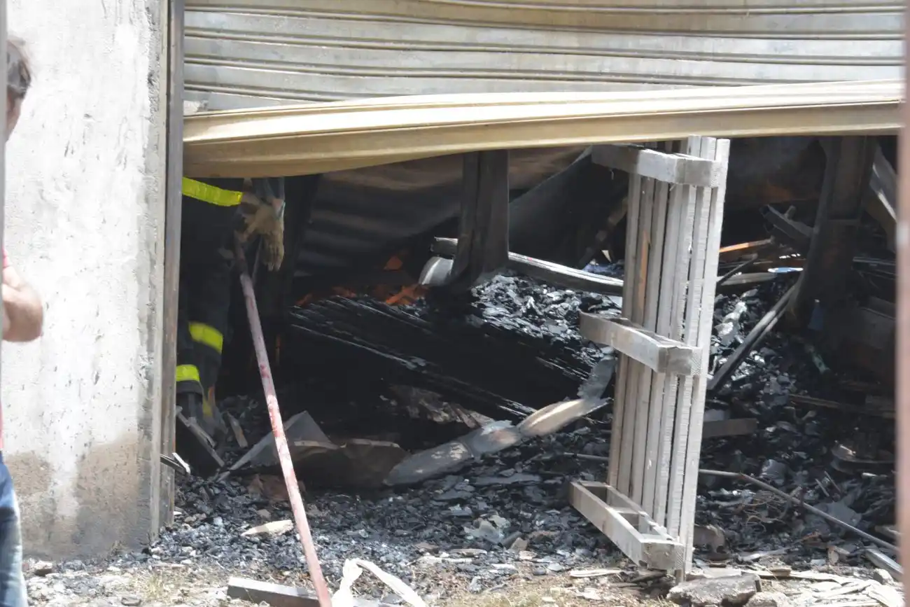 En vísperas de Navidad un voraz incendio arrasó con una maderera 