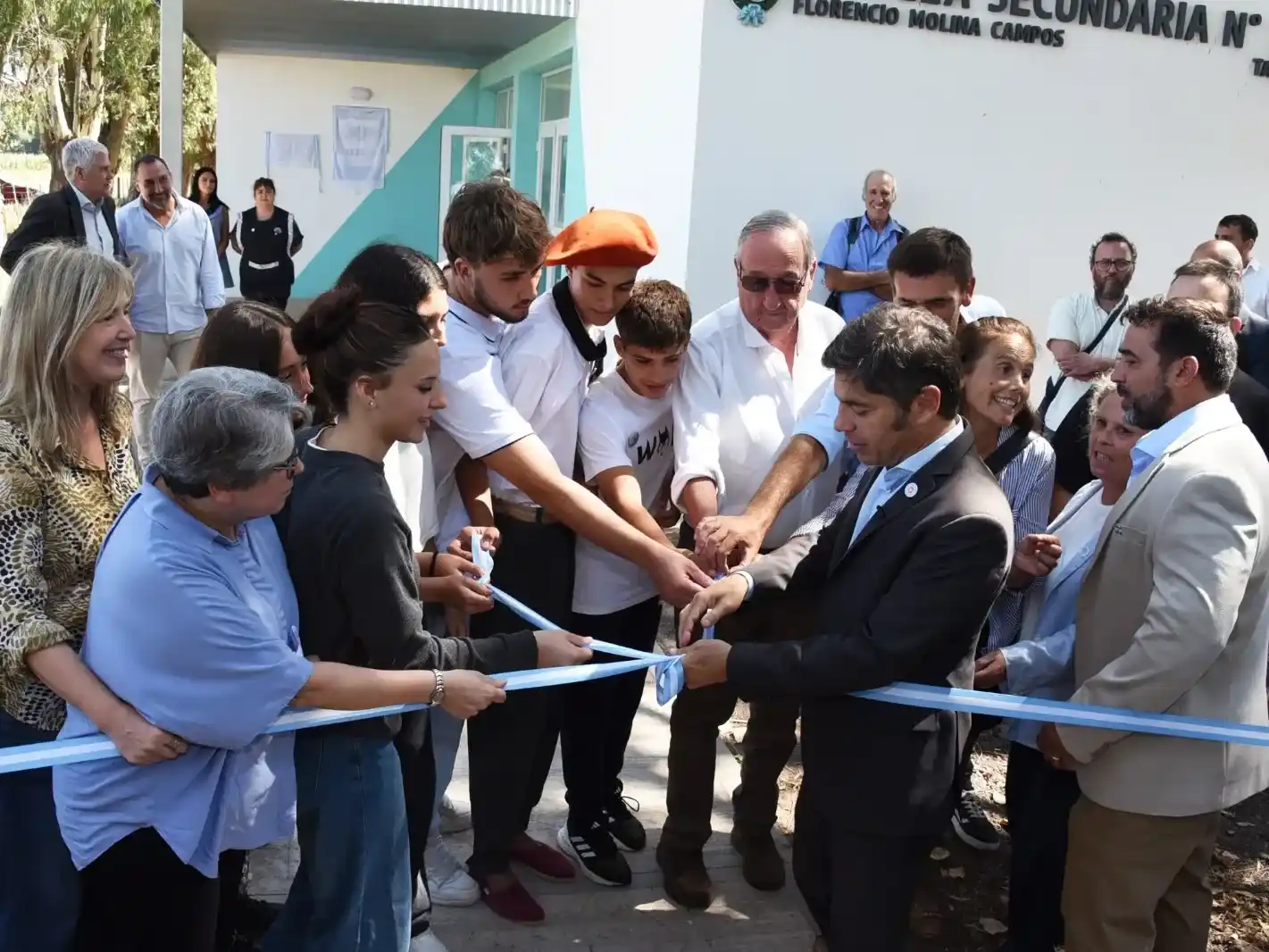 FOTO KICILLOF (1)





FOOT KICILLOF (2)






FOTO KICILLOF (9)



El director Andrés Moris, la ministra Flavia Terigi, el intendente Lunghi y el gobernador Kicillof hablaron en la escuela de De la Canal.