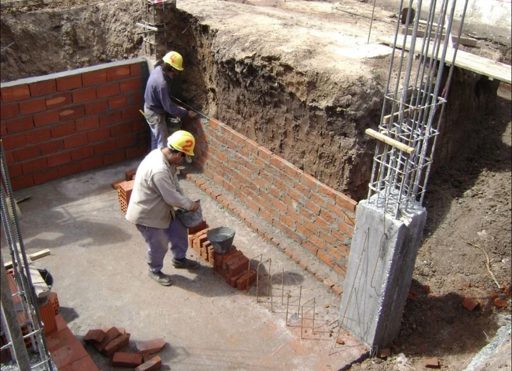 Razones que explican la falta de ladrillos y chapas que afecta a la construcción