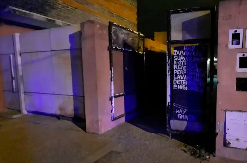 Lluvia de tiros en zona oeste: atacaron a balazos 3 casas en la misma cuadra