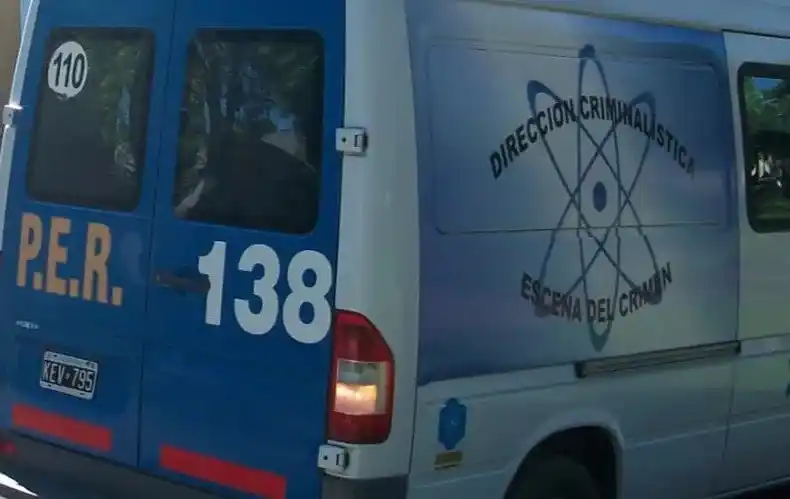 Trágico accidente: Murió un joven aplastado por un auto mientras lo reparaba