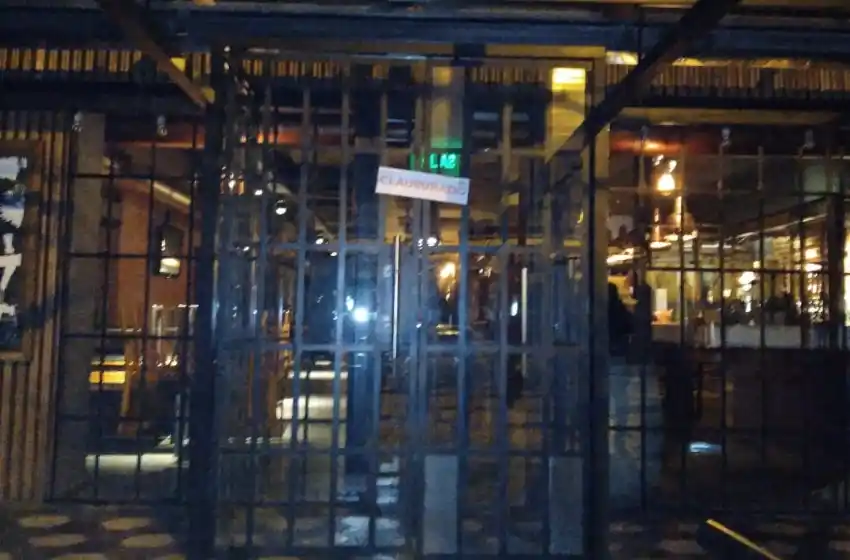 Video: clausuraron una cervecería en Alem por violar protocolos