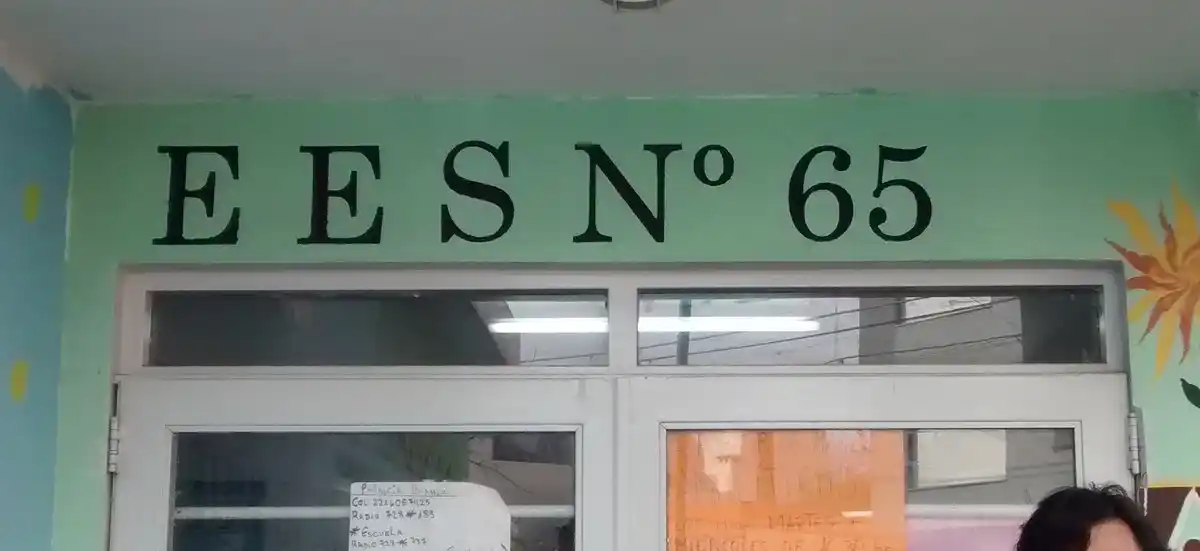 La Plata: Alumnas deben pasar por el baño de hombres para ir al patio