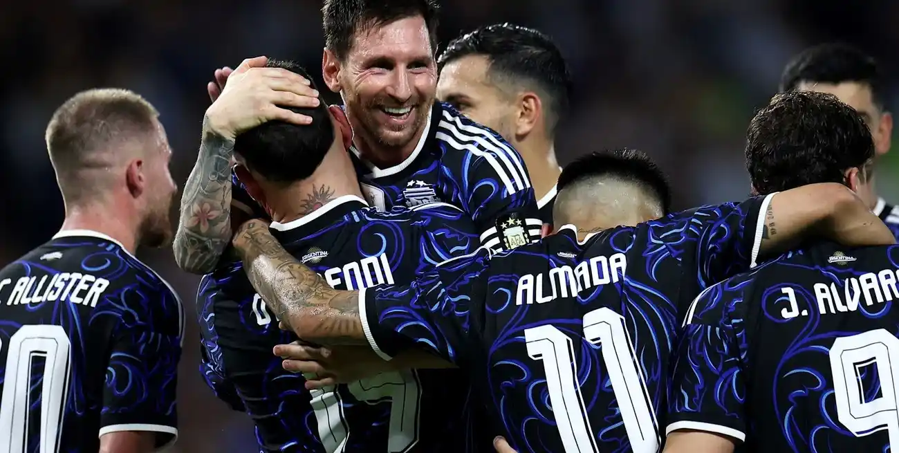 Messi le regaló un penal a Otamendi. Foto: Reuters