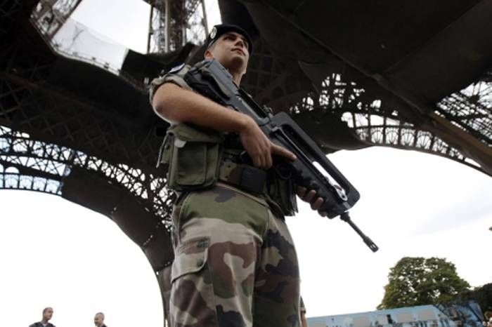 Momento tenso en la Torre Eiffel por amenaza de bomba