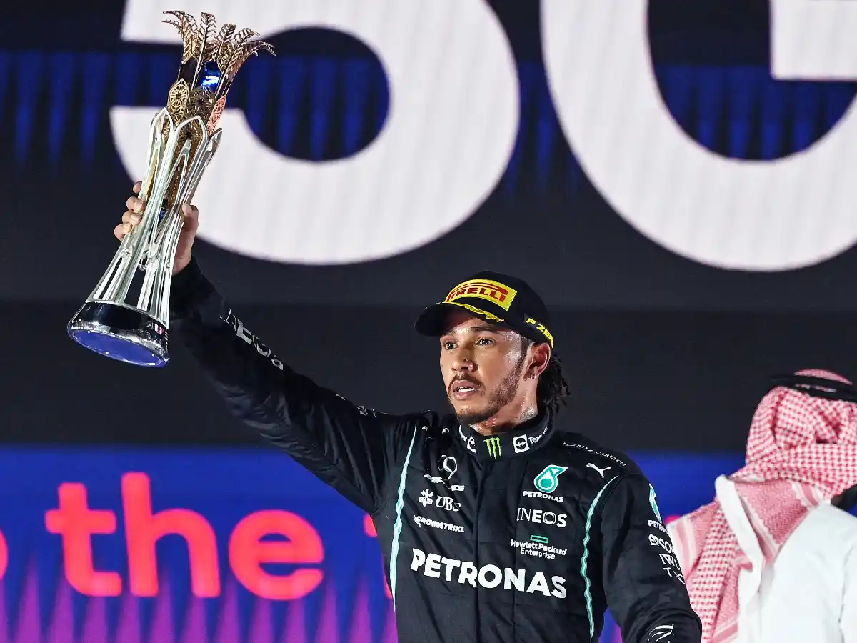 Hamilton ganó en Arabia Saudita e igualó a Verstappen 