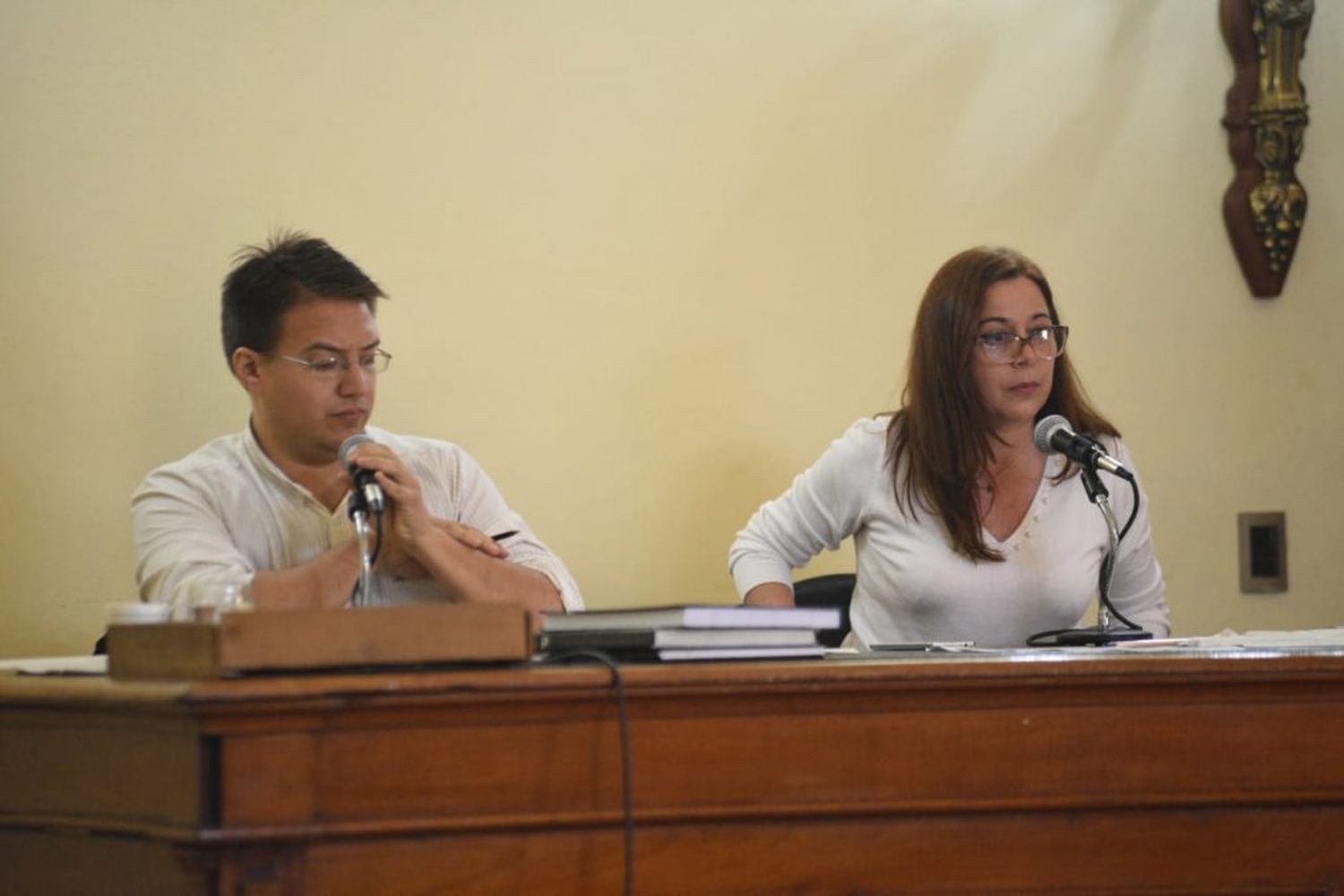 El secretario del Concejo, Leandro Silva, junto a la presidenta provisoria Mariana Farfán 