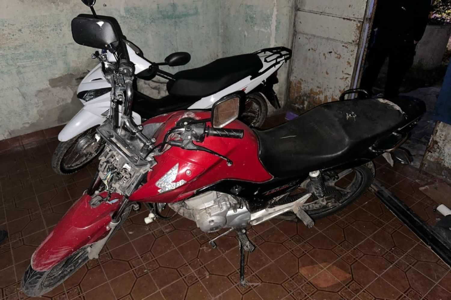 Recuperaron una moto robada en zona oeste: dos detenidos y un arma secuestrada