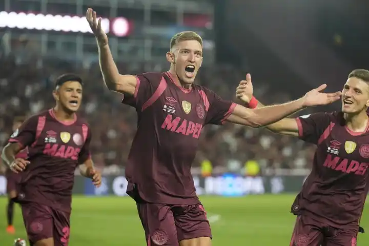 El festejo de Castillo en el único tanto del duelo para Lanús (Olé)