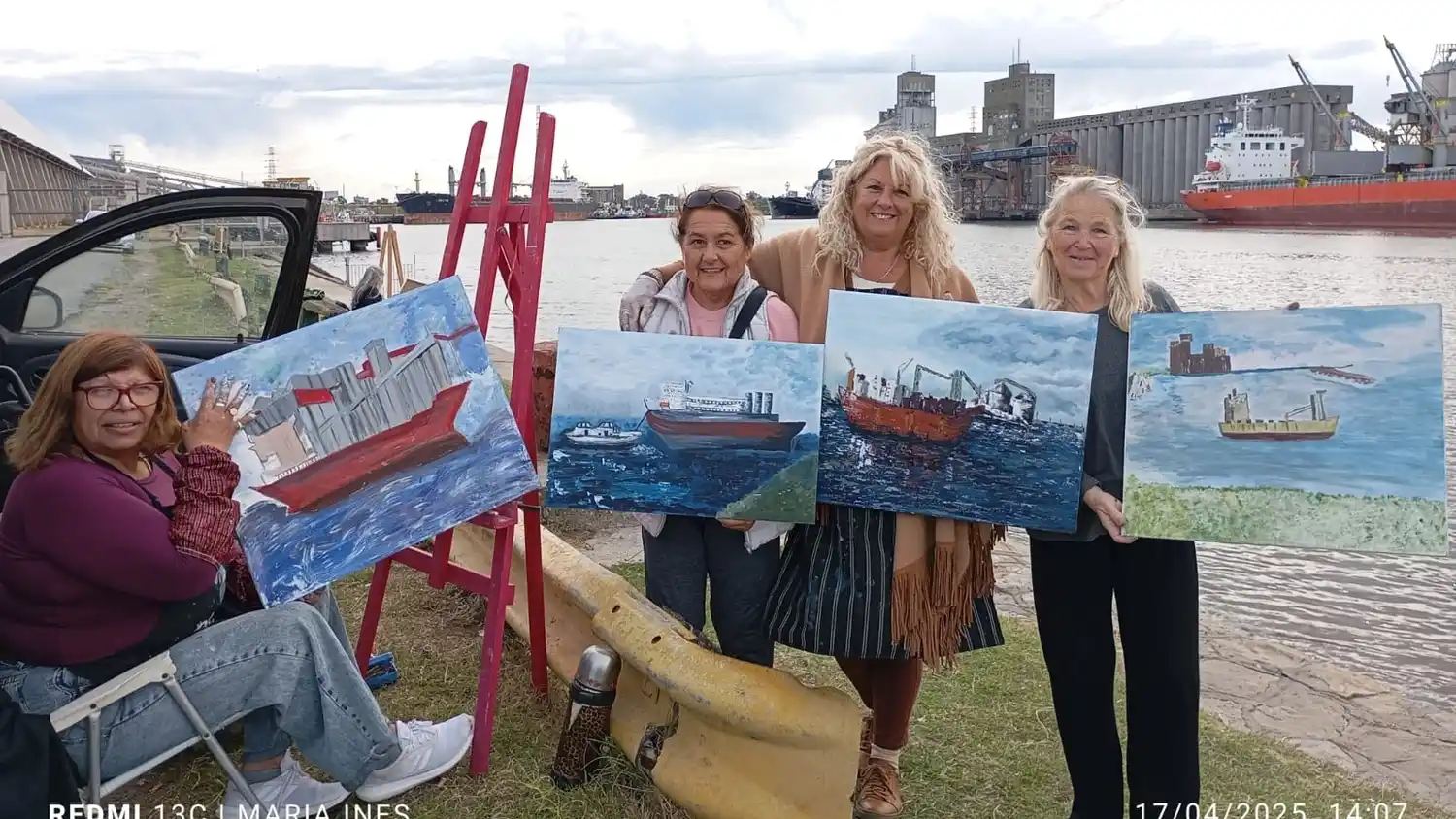 Junto. A Leonor Reggio, Ana Julia Nielsen y Norma Tapia, con el fondo de un sector del Puerto de Quequén