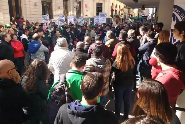 Despidos en El Diario: Fuerte presencia gremial en la marcha