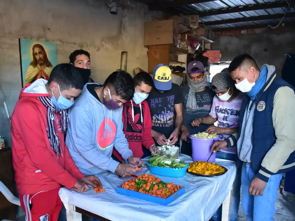 “Los Pibes” se pusieron la  camiseta de la solidaridad 