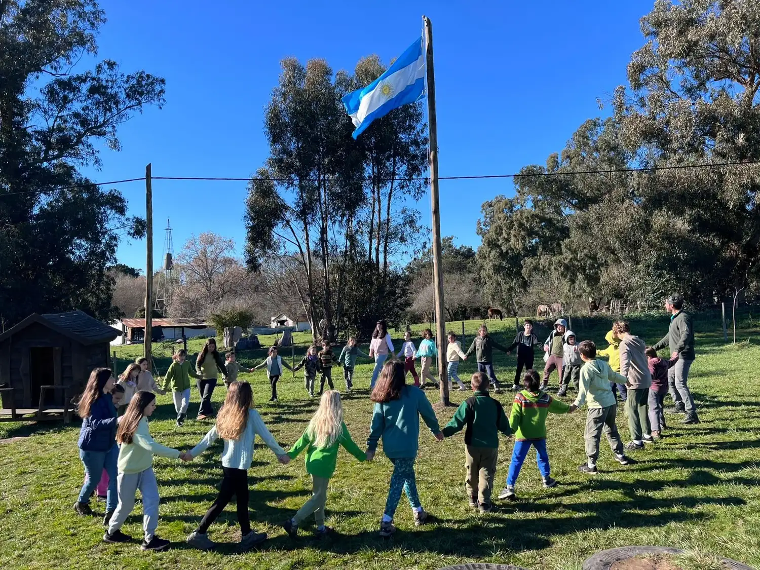 Una mañana compartida alrededor de la bandera, parte del ritmo cotidiano de la escuela.