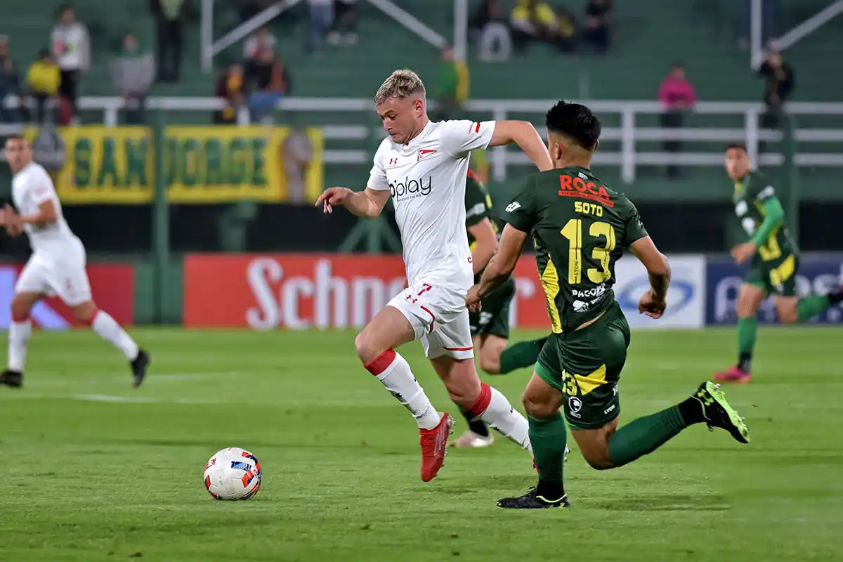 Pellegrini maneja el balón ante Soto.
