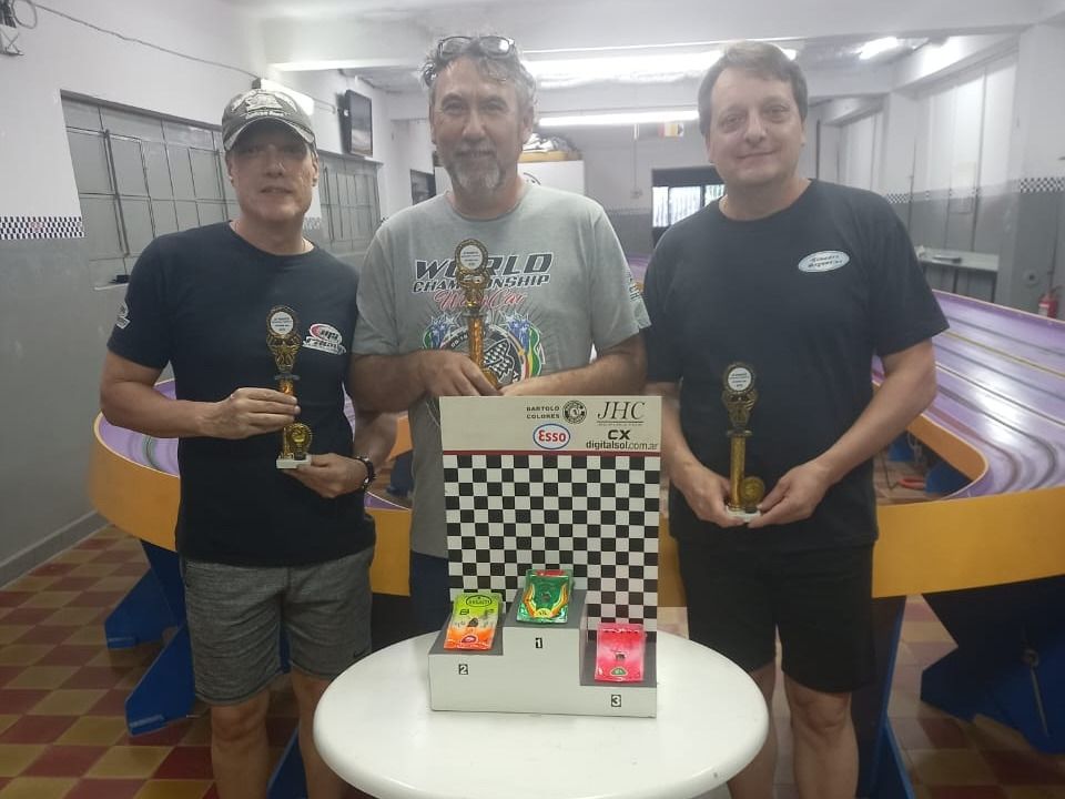 José Scanarotti (2º), José Foti (1º) y Gustavo Scanarotti (3º) en el podio