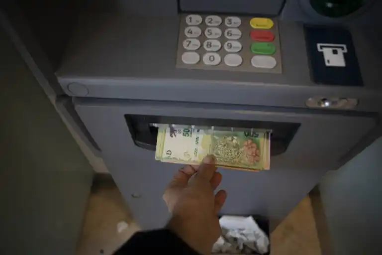 ¿Cuánto cobrarán los bancos a partir de mayo por sacar plata de los cajeros?