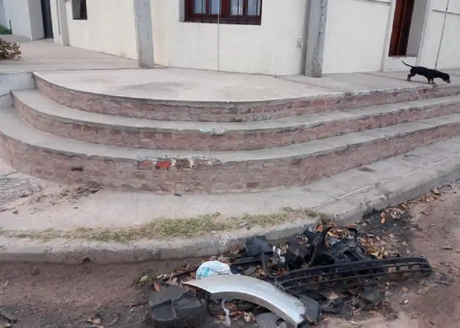 Una semana después del accidente, los restos delos autos involucrados siguen desparramados en el lugar.