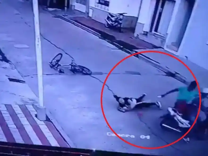 Feroz arrebato, persecución y choque: demoraron a dos adolescentes tras asaltar a una joven