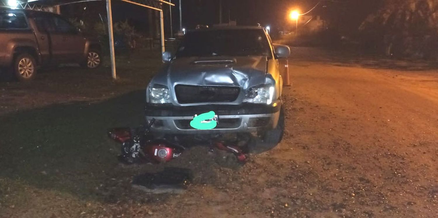 Lesionados graves tras colisión entre camioneta y motocicleta