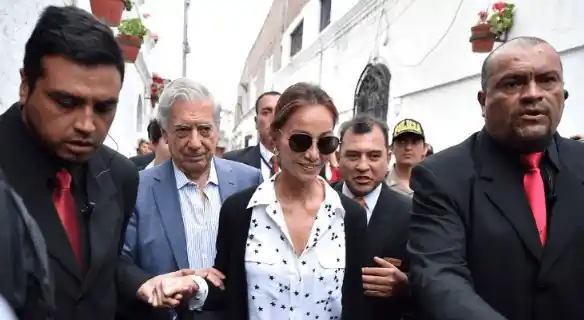 Isabel Preysler y Mario Vargas Llosa llamaron siempre la atención de la prensa. Foto AFP