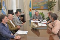 Firmaron el contrato para la segunda etapa de construcción de viviendas en el barrio Arco Iris