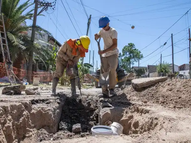 Comenzaron los trabajos de desagües en Hostal del Sol.