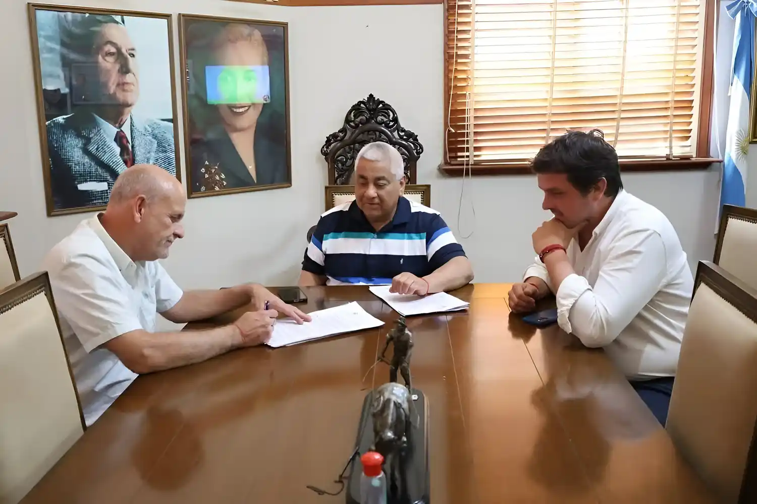 El intendente Salazar junto al secretario de Economía, Roberto Borgo, y el jefe de Gabinete, Alfredo Carrasco.
