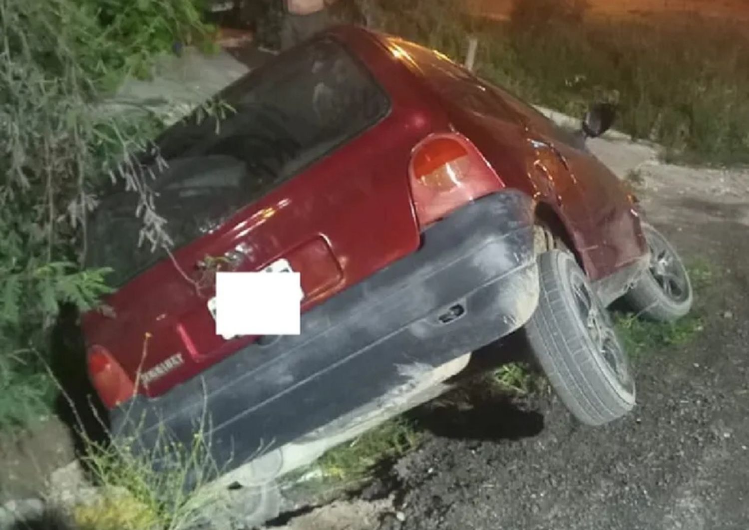 Manejaba borracho por una avenida y terminó cayendo en una zanja