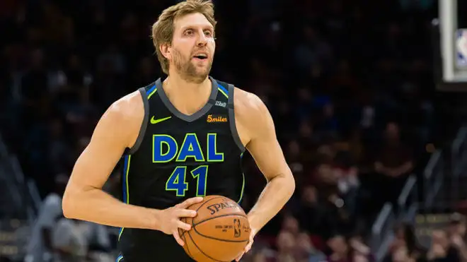 Nowitzki renovó con Dallas y será record
