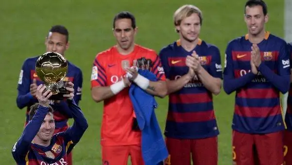 Messi exhibió el Balón de Oro, sintió dolor y salió