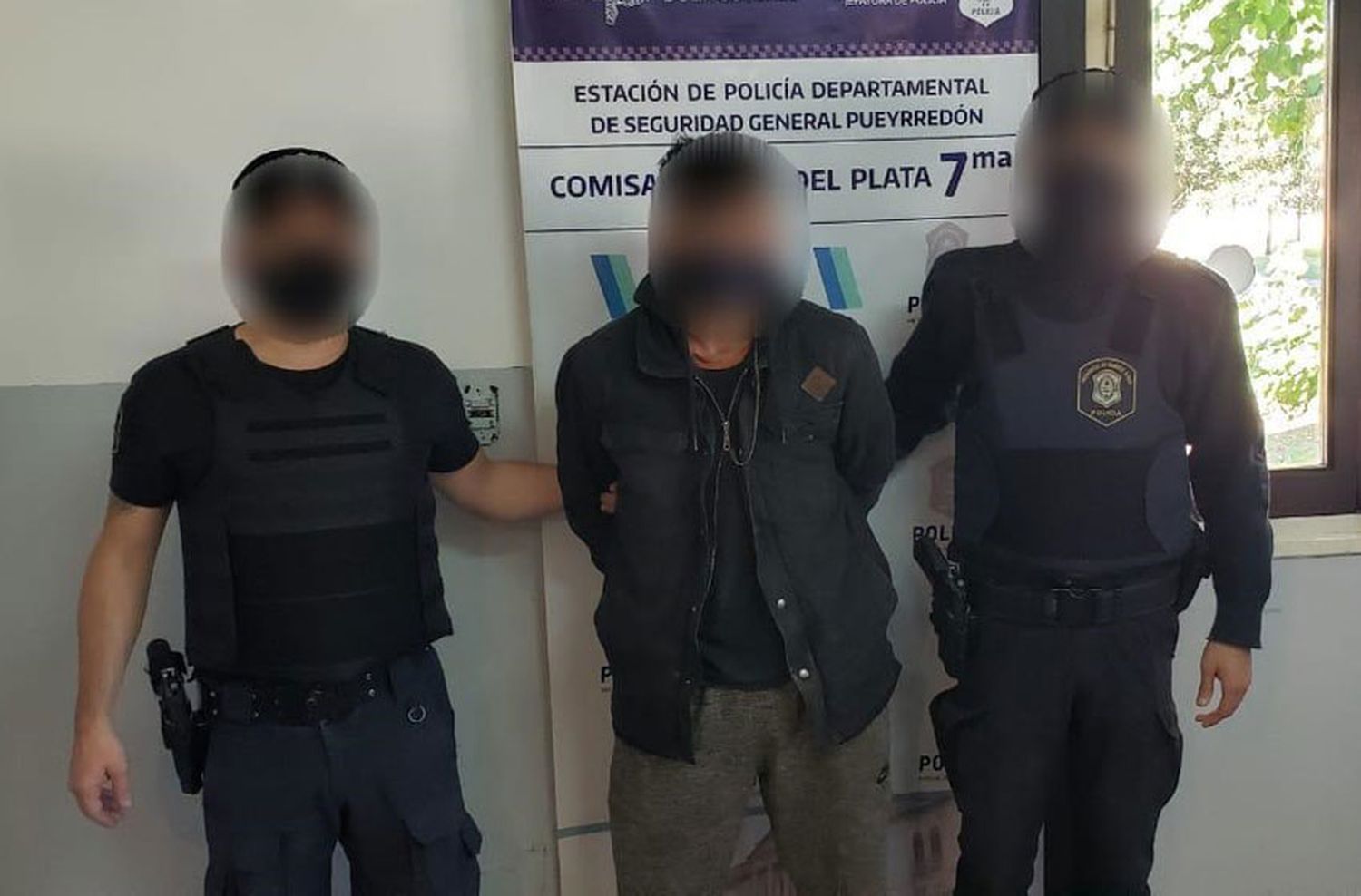 Se trenzó en lucha con un delincuente que había saltado al patio de su casa