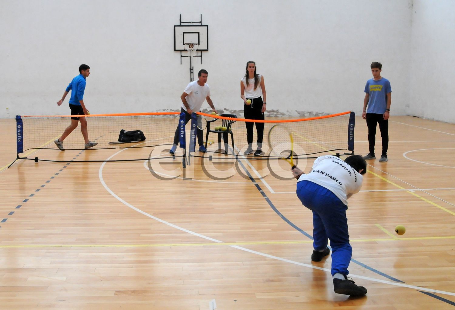 Dictaron curso de tenis para ciegos