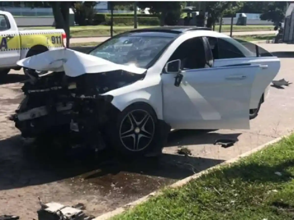 [VIDEO] No vio el lomo de burro y destruyó su Mercedes-Benz