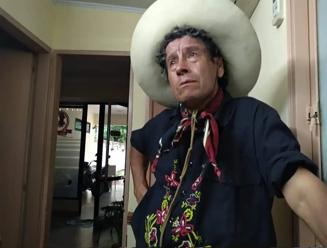 Le robaron el recado completo del caballo y llorando pidió que se lo devuelvan