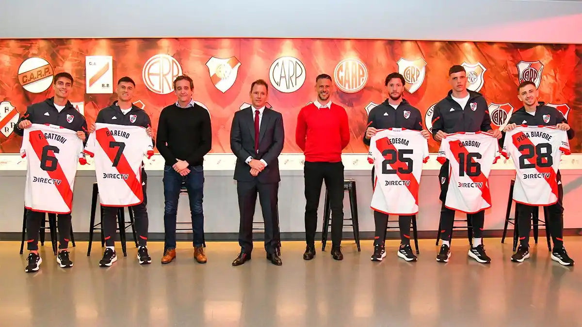 Carboni durante su presentación junto a otros refuerzos, cuando todavía el DT era Martín Demichelis.