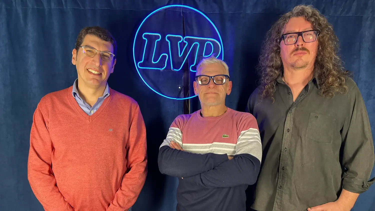 Esteban Julián junto a Diego Slagter y Elías Amado en los estudios de La Voz del Pueblo