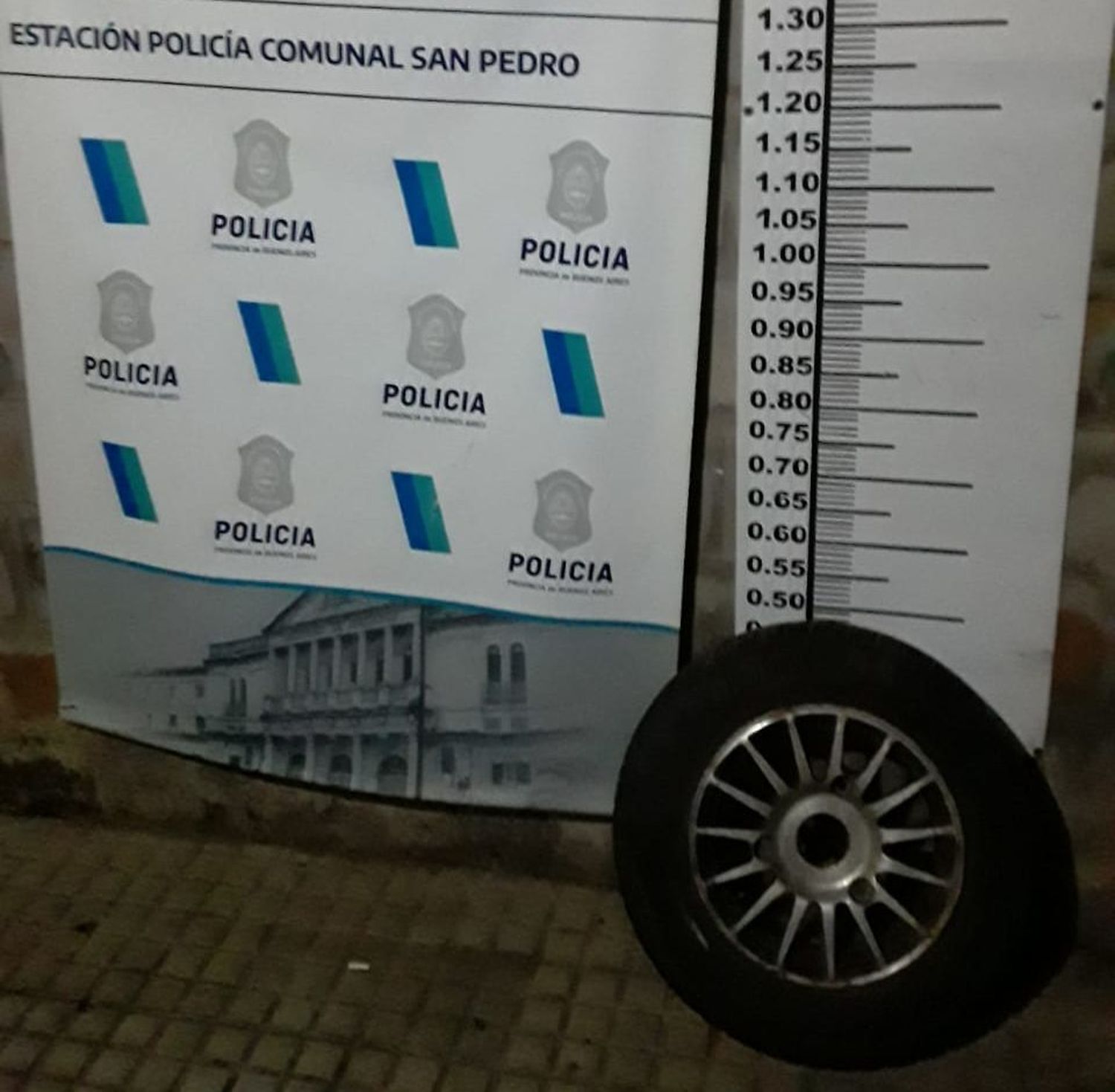 Un hombre fue aprehendido mientras robaba pertenencias de un auto