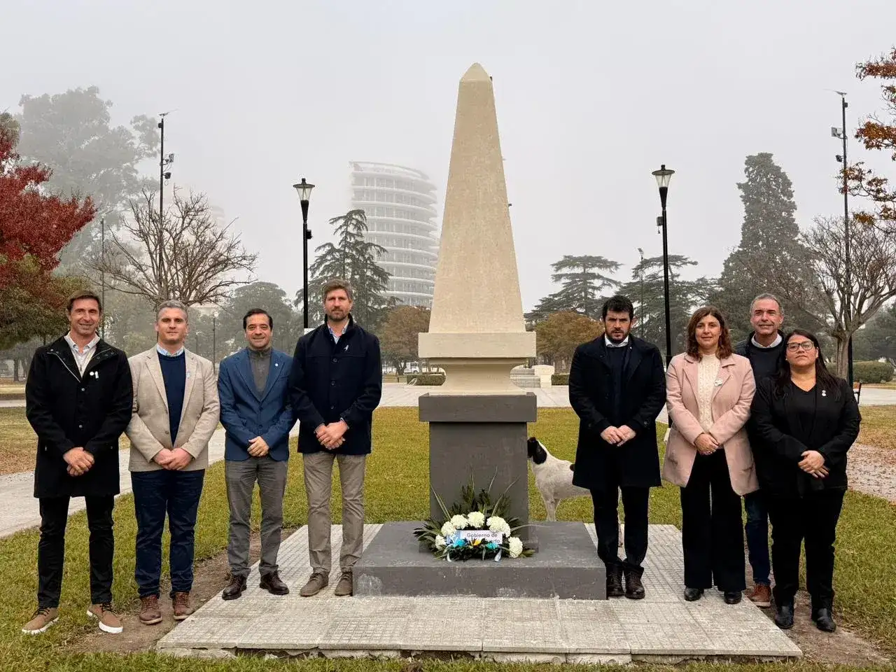 El intendente Chiarella, junto a colaboradores y concejales, tras la ofrenda floral a los pies de la réplica de la Pirámide de Mayo. Foto: MVT