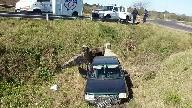 Dos hermanos despistaron en la rotonda del Parque Industrial