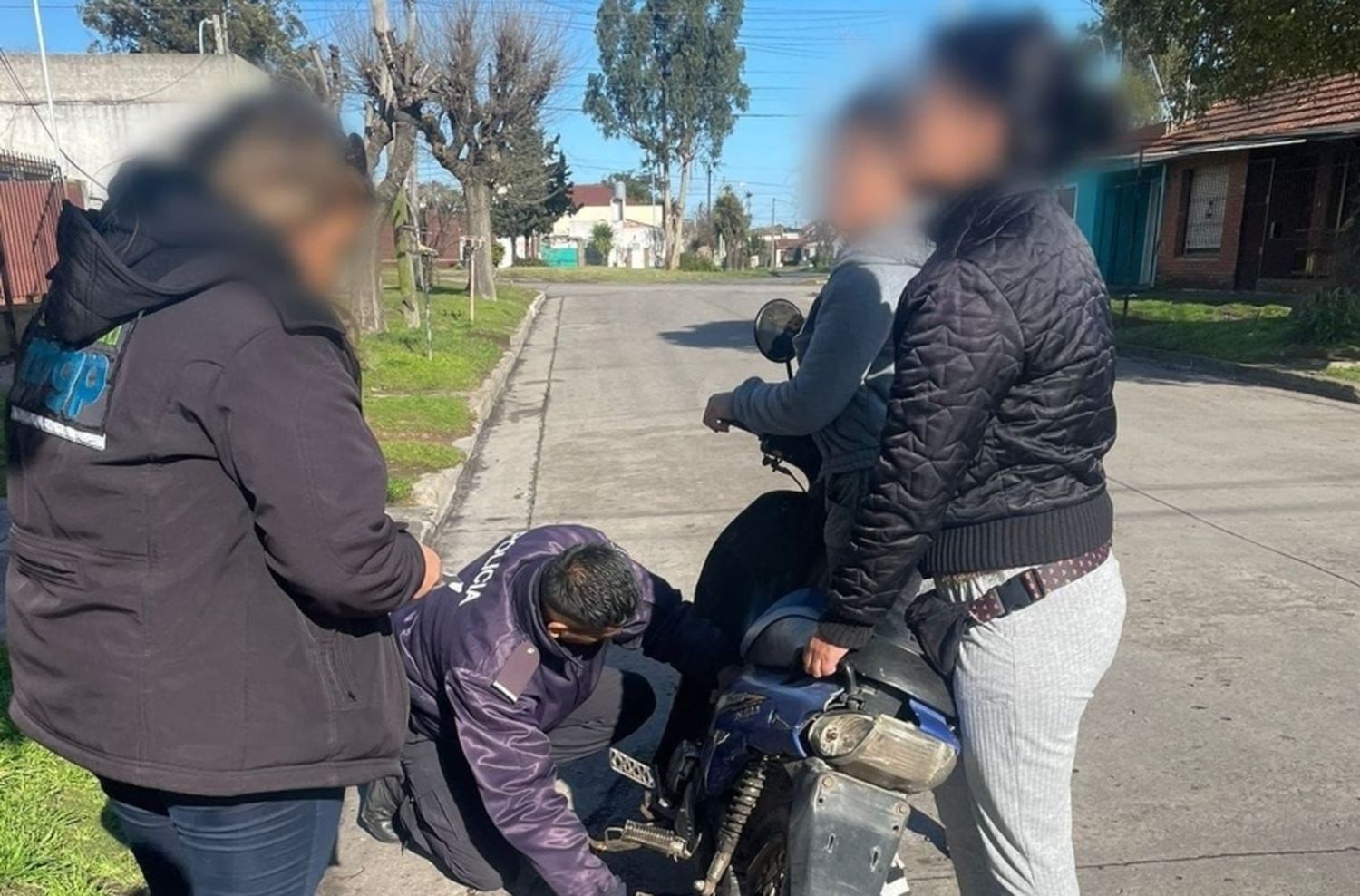 Una mujer cascoteó una grúa municipal porque secuestraron su moto