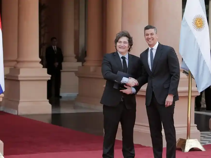 Javier Milei junto a Santiago Peña, presidente de Paraguay, en Asunción el pasado 9 de abril. Crédito: César Olmedo/Reuters