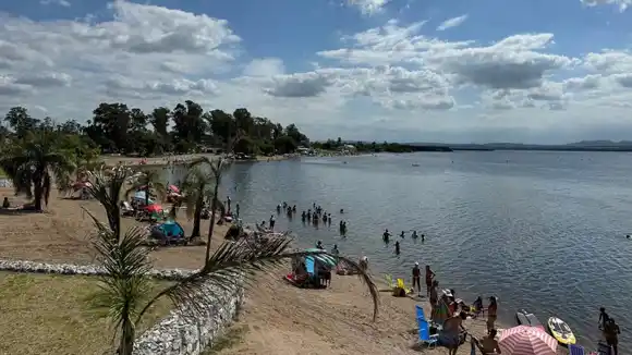 Polémica en Córdoba: cobran un abono de $150.000 para estacionar en el lago Piedras Moras