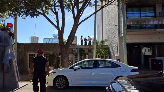 Código rojo: trasladaron de urgencia a una persona que cayó desde las alturas en Bv. Yrigoyen - 1