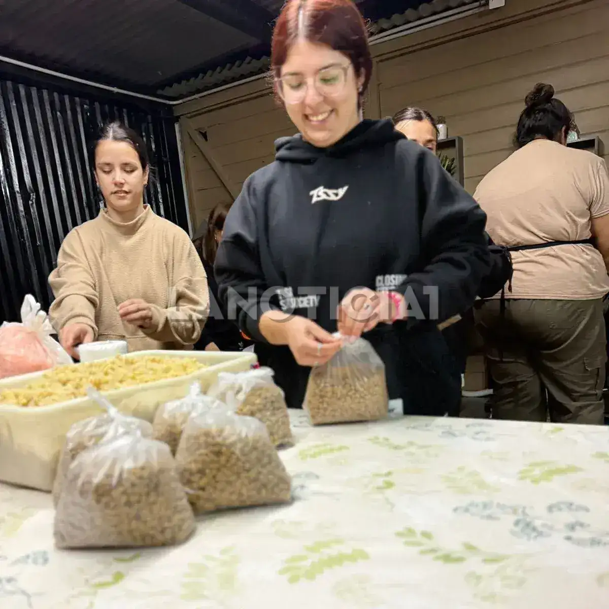 Es de Capitán Sarmiento y convirtió su salón de fiestas en una olla popular tras los despidos en Granja Tres Arroyos - 2