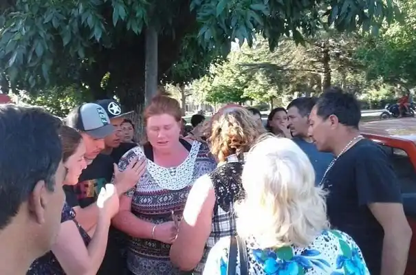 Fue a dejar flores en la tumba de su bebé y el cadáver no estaba