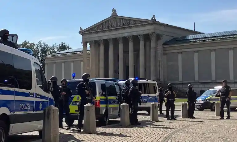 La policía abatió a un hombre que abrió fuego cerca del consulado israelí y de un centro de documentación sobre el nazismo en Múnich.